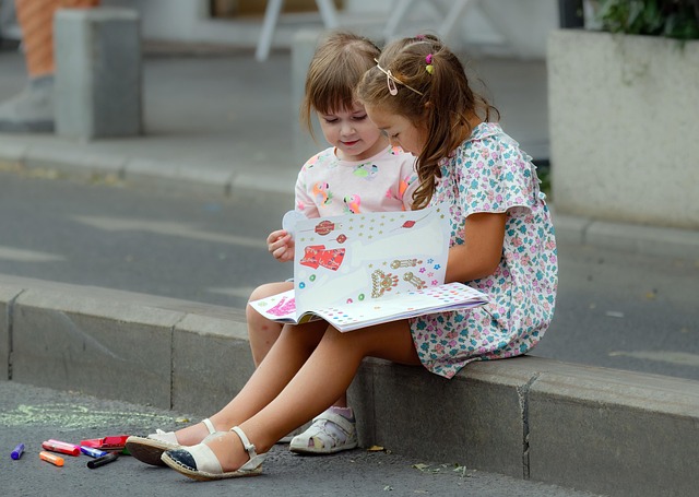 孩子们, 玩, 女孩们, 一起, 图画书, 娱乐, 户外, 街道, 幸福, 童年