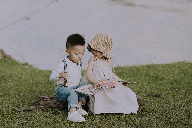 孩子们, 兄弟姐妹, 书, 溪, 草地
